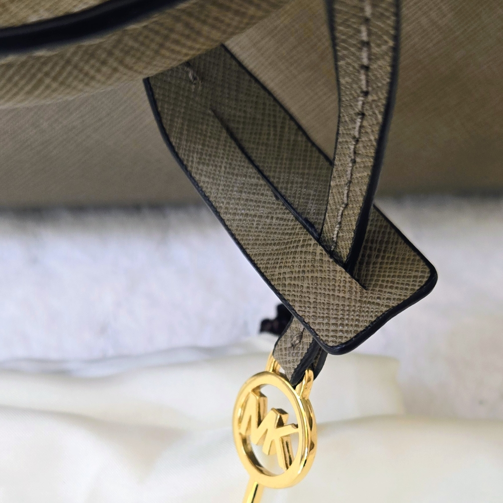 Michael Kors Tan Tote Bag Goldtone  Chain - Picture 6 of 10